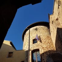 Découverte de la Tour d'Anglemein du XIIIème siècle et son épopée au travers du temps.