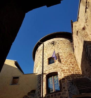 Découverte de la Tour d'Anglemein du XIIIème siècle et son épopée au travers du temps.