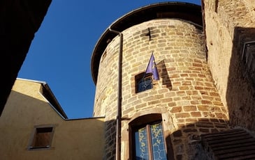 Découverte de la Tour d'Anglemein du XIIIème siècle et son épopée au travers du temps.
