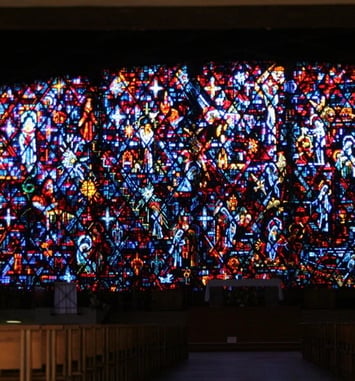 Jean Crouzillard et Gabriel Loire, artistes créateurs de l'église Notre Dame au Cierge
