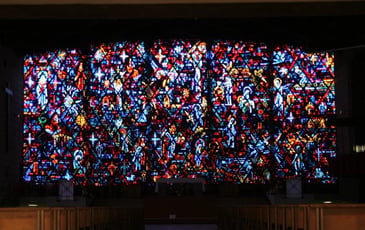 Jean Crouzillard et Gabriel Loire, artistes créateurs de l'église Notre Dame au Cierge