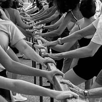 Une barre de danse classique proposée par Lydie Fornage en plein air