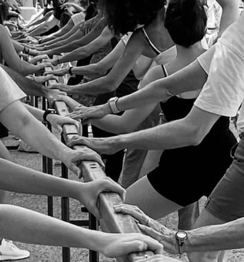 Une barre de danse classique proposée par Lydie Fornage en plein air
